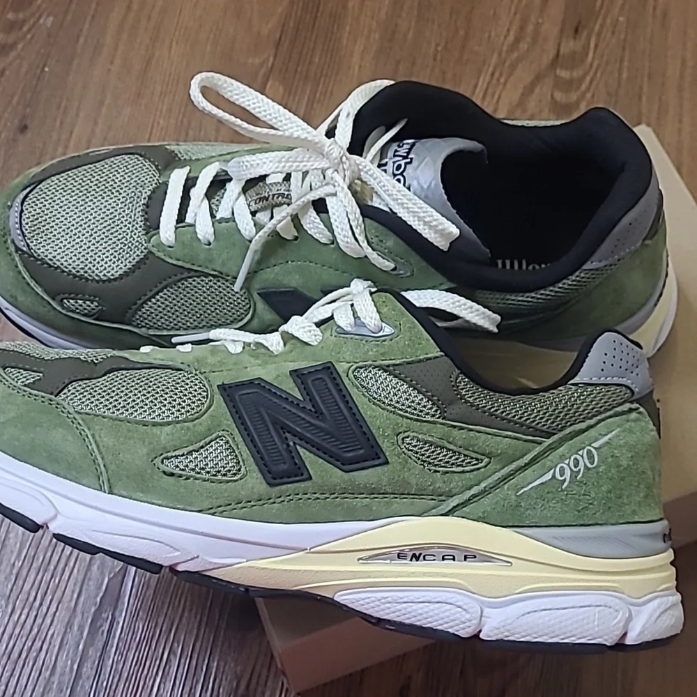 New Balance Men's Olive and‎ Black Sneakers